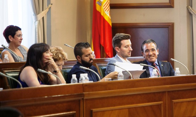 Les cares dels regidors de les dues bancades del plenari reflexa com entenen uns i altres la política: Torró continua burlant-se de Gandia.